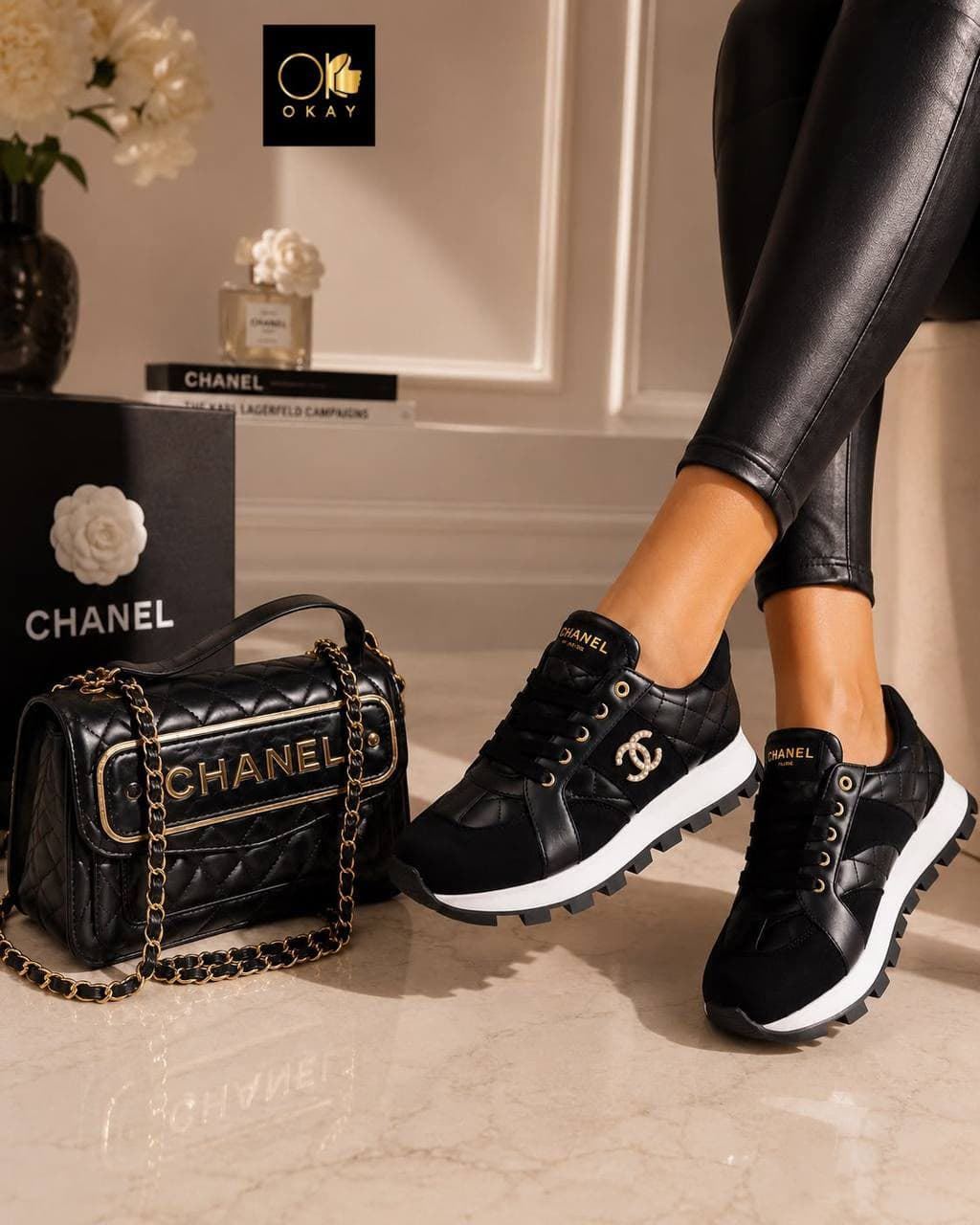 Zapatillas y bolso Chanel acolchado - Imagen 2